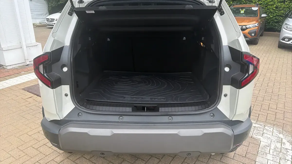 Used Dacia Duster Extreme 140 HP (102 kW) 2026 Cream Estate