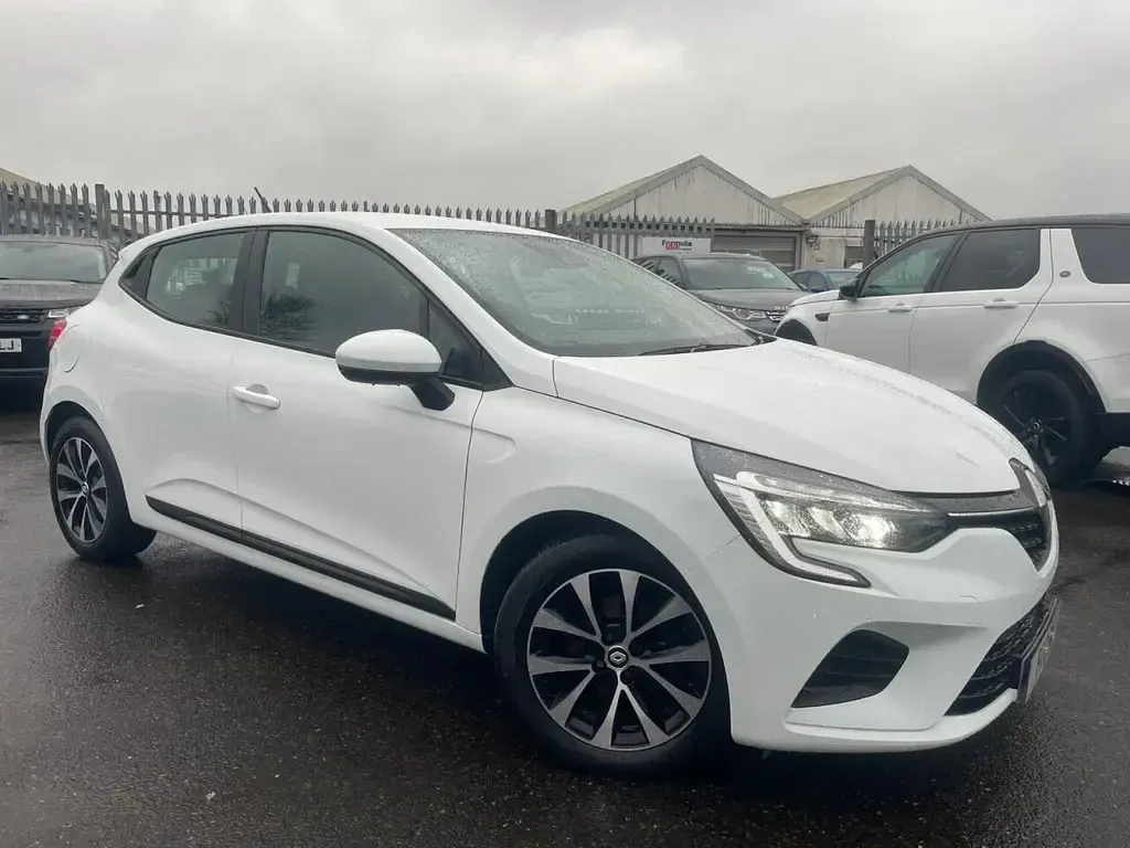 Used Renault Clio Iconic 90 HP (66 kW) 2022 White Hatchback
