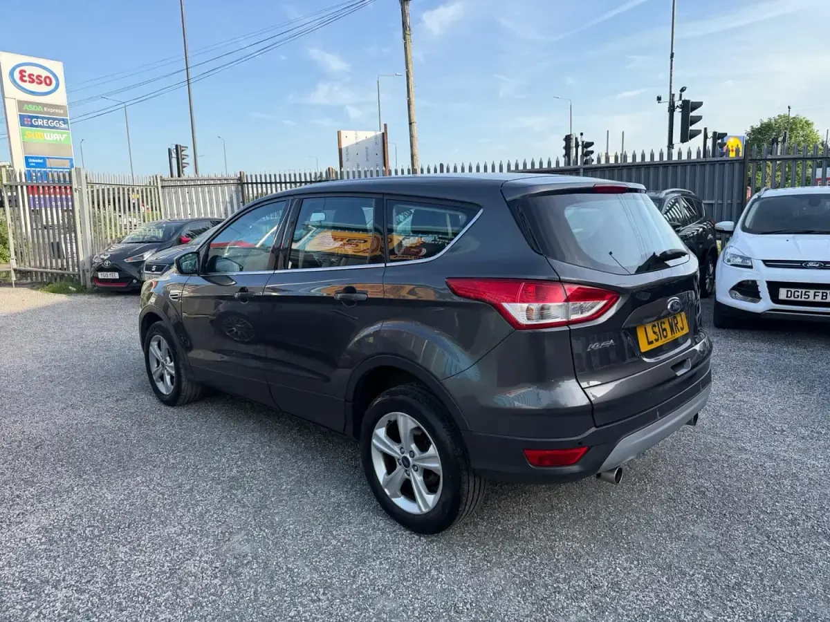 Usado Ford Kuga Zetec 150 CV (110 kW) 2016 Gris SUV