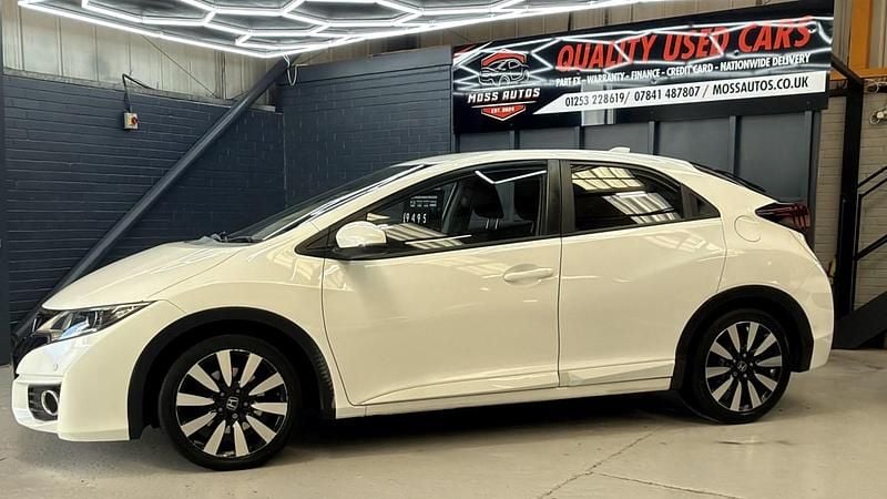 Used Honda Civic SE Plus 100 HP (73 kW) 2015 White Hatchback