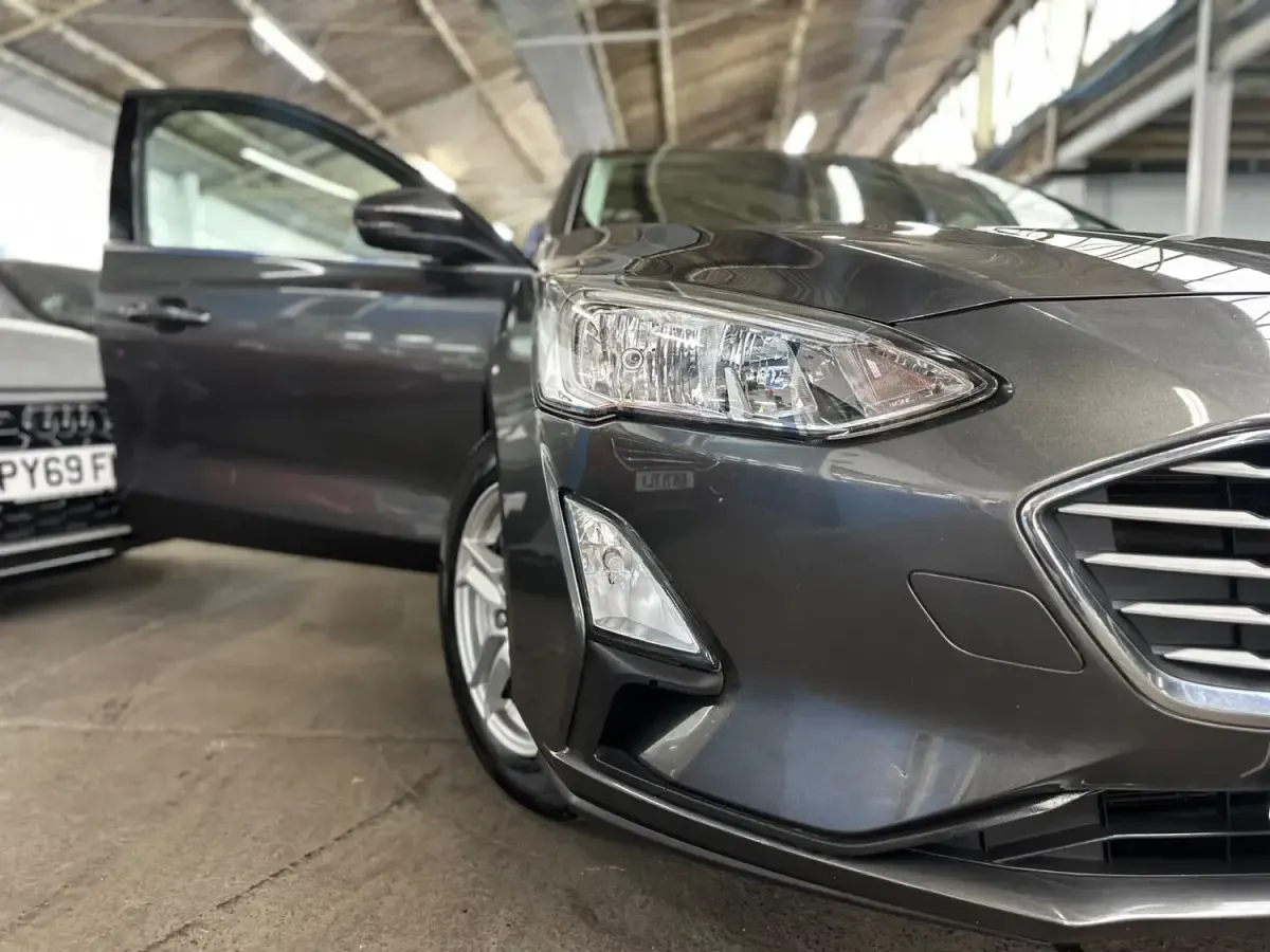 Gebraucht Ford Focus Zetec 95 PS (69 kW) 2026 Grau Kombi