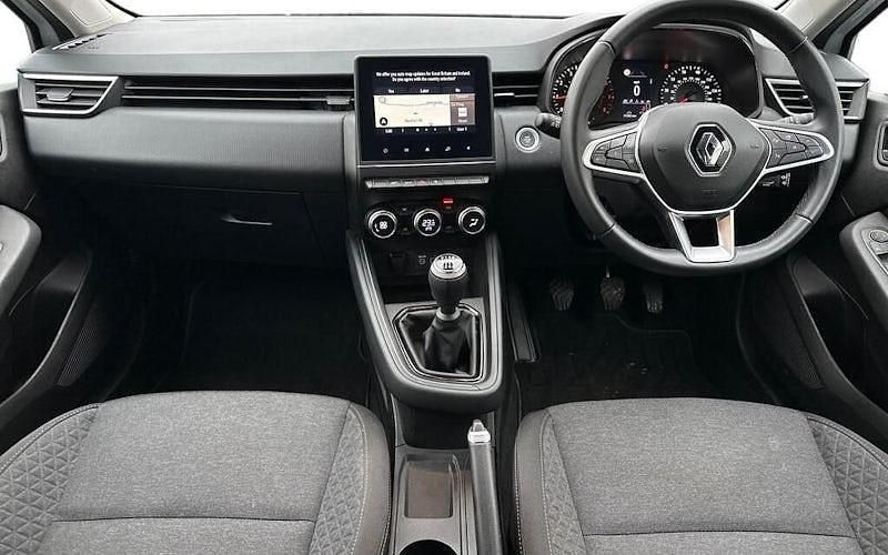 Used Renault Clio V Iconic 90 HP (66 kW) 2022 White Hatchback