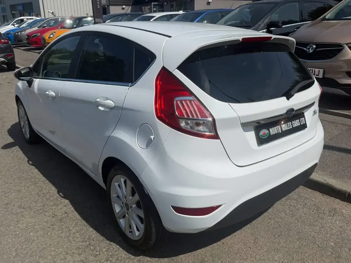Used Ford Fiesta Titanium 182 HP (133 kW) 2017 White Hatchback