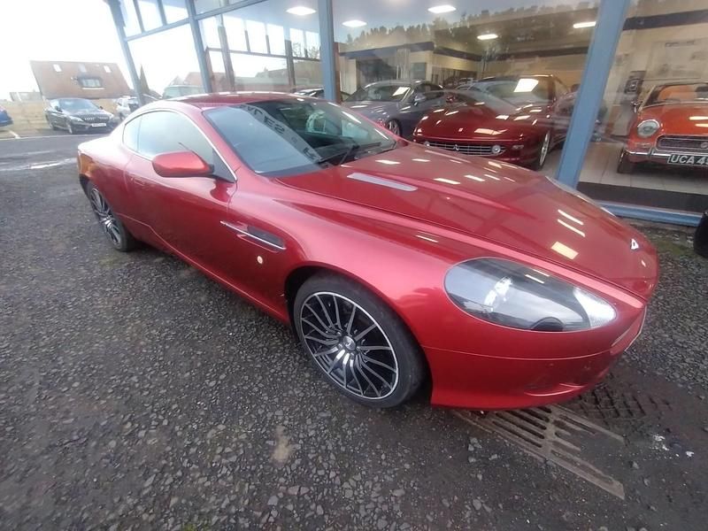 Begagnad Aston Martin DB9 450 HK (330 kW) 2007 Röd Sportkupé