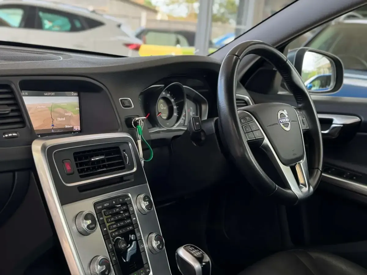 Usado Volvo V60 SE 2017 Gris Familiar