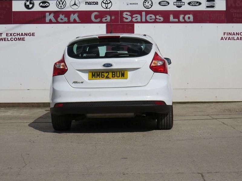 Used Ford Focus Zetec 125 HP (91 kW) 2013 White Hatchback