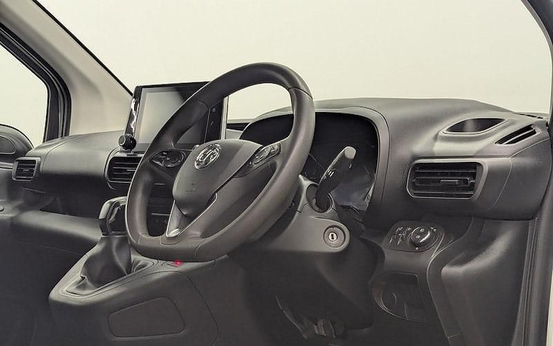 Used Vauxhall Combo Sportive 101 HP (74 kW) 2021 White jade MPV