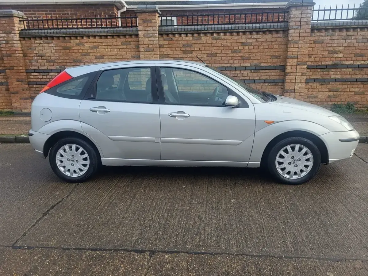 Begagnad Ford Focus Ghia 2003 Silver Halvkombi