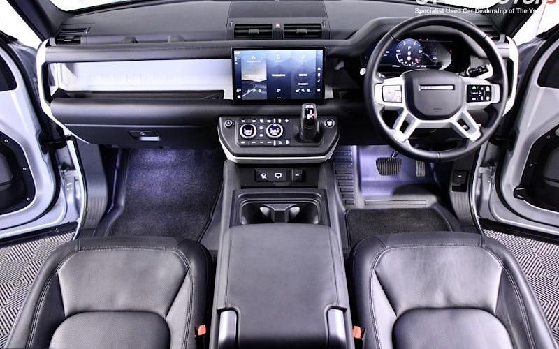 Used Land Rover Defender HSE Dynamic 300 HP (220 kW) 2024 Estate