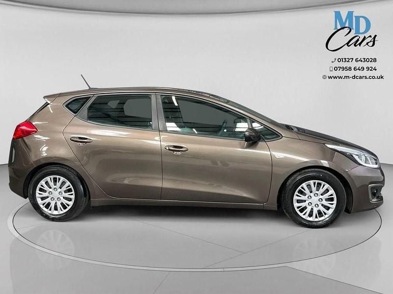 Usado Kia Ceed 134 HP (98 kW) 2018 Castanho Citadino