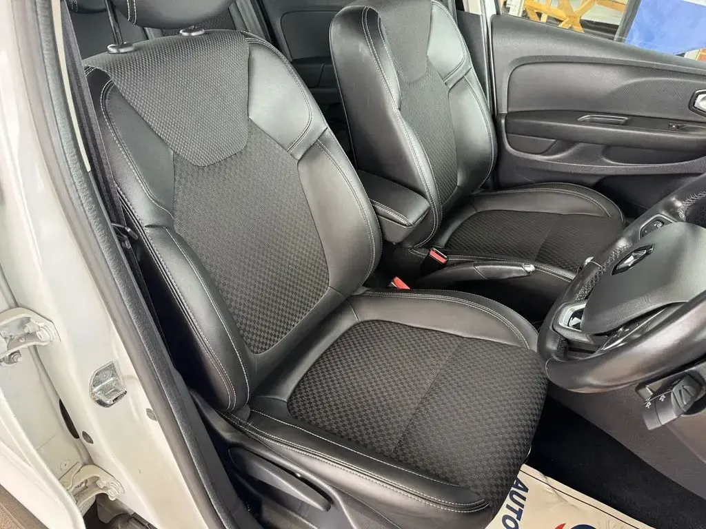 Used Renault Clio Dynamique 110 HP (80 kW) 2017 Glacier white Hatchback