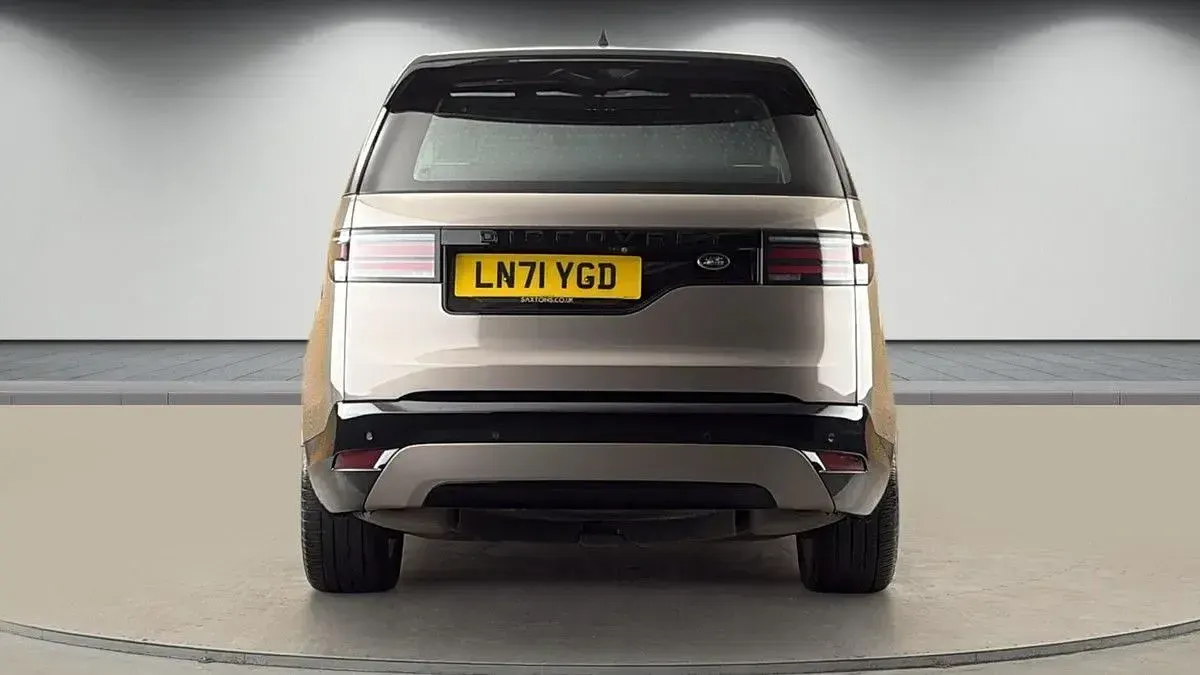 Used Land Rover Discovery 5 SE Dynamic 300 HP (220 kW) 2021 Lantau bronze SUV