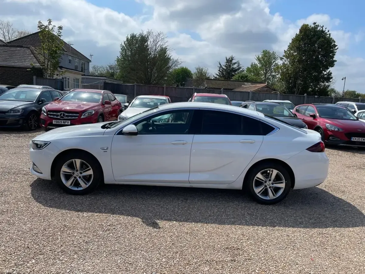 Second-hand Vauxhall Insignia SRi 165 CP (121 kW) 2019 Alb Hatchback