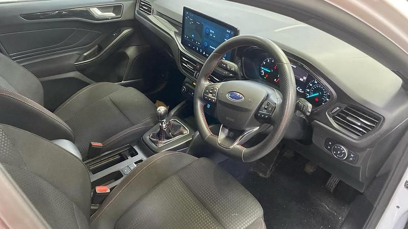 Used Ford Focus ST-Line 125 HP (91 kW) 2023 White Hatchback