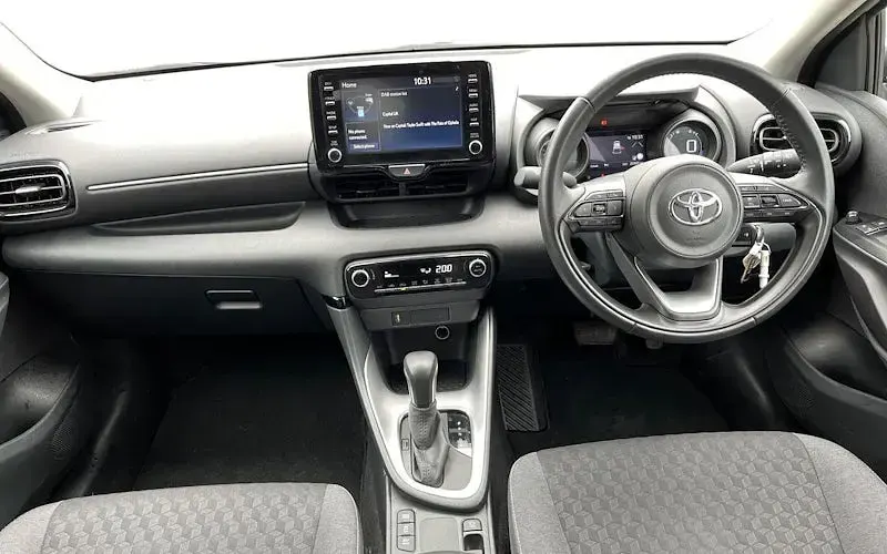Used Toyota Yaris Design 116 HP (85 kW) 2022 White Hatchback