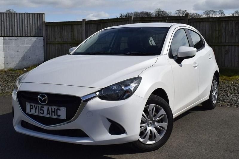 Used Mazda 2 75 HP (55 kW) 2015 White Hatchback