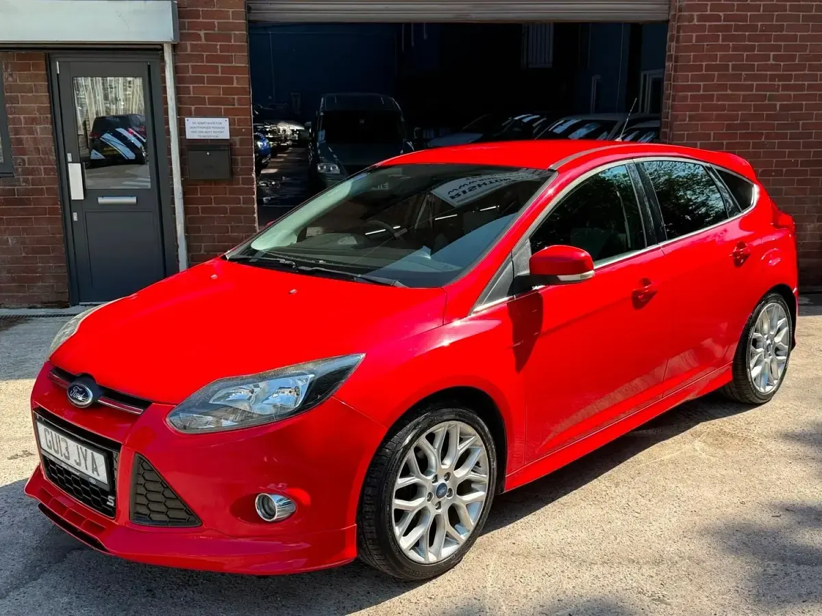 Used Ford Focus Zetec 125 HP (91 kW) 2013 Red Hatchback