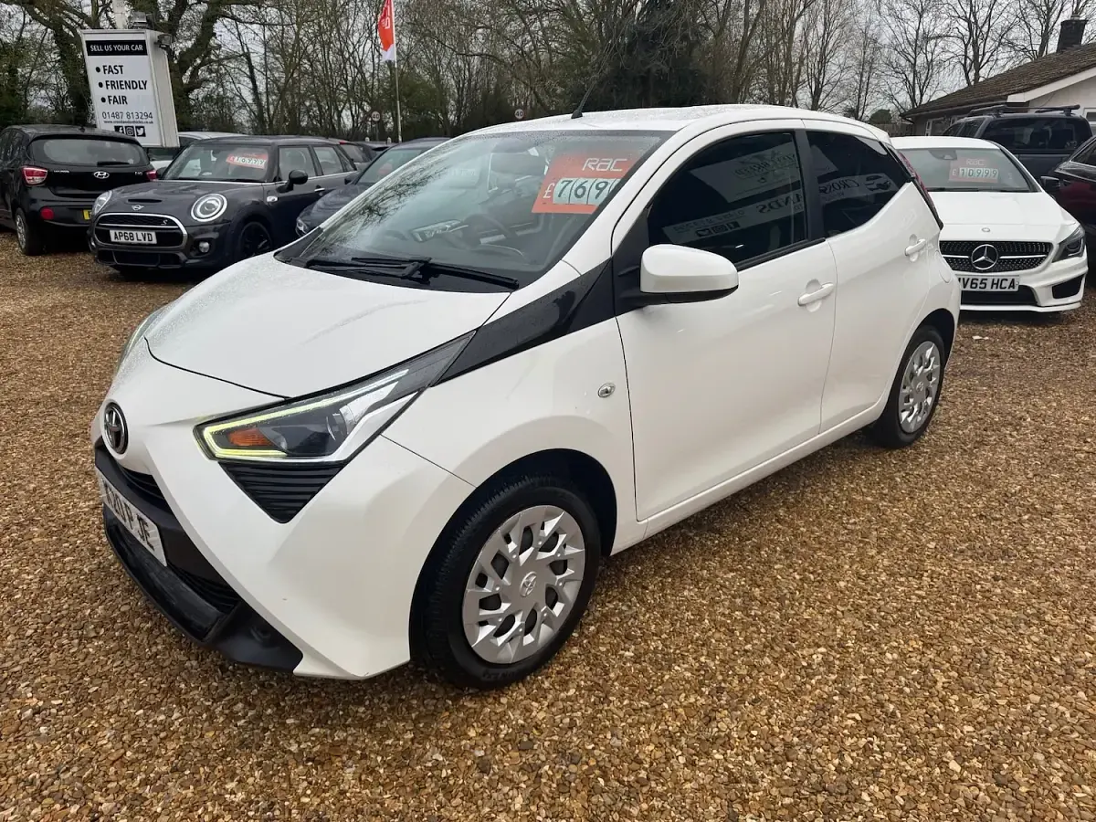 Used Toyota Aygo X-play 70 HP (51 kW) 2018 White Hatchback