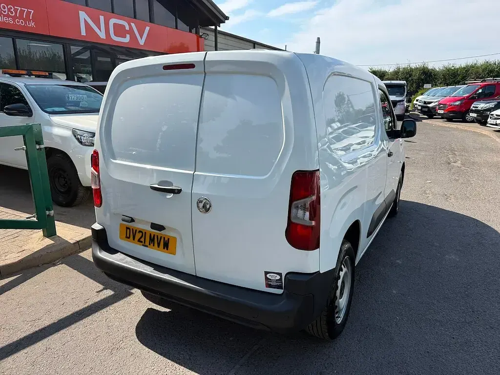 Used Vauxhall Combo 100 HP (73 kW) 2021 White MPV