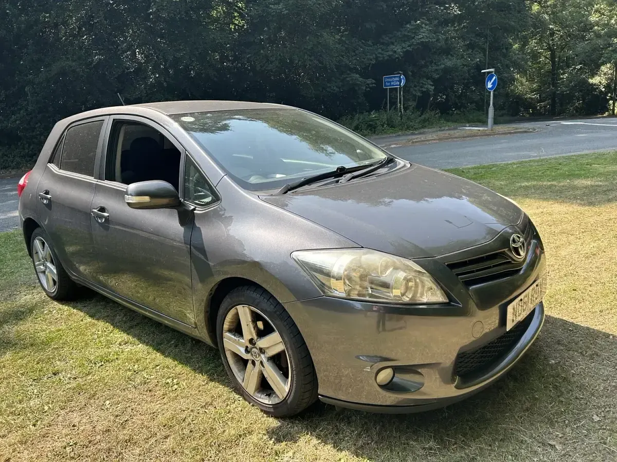 Used Toyota Auris SR 132 HP (97 kW) 2012 Grey Hatchback