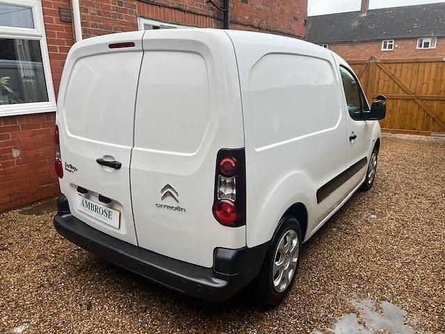 Used Citroën Berlingo 75 HP (55 kW) 2018 White MPV