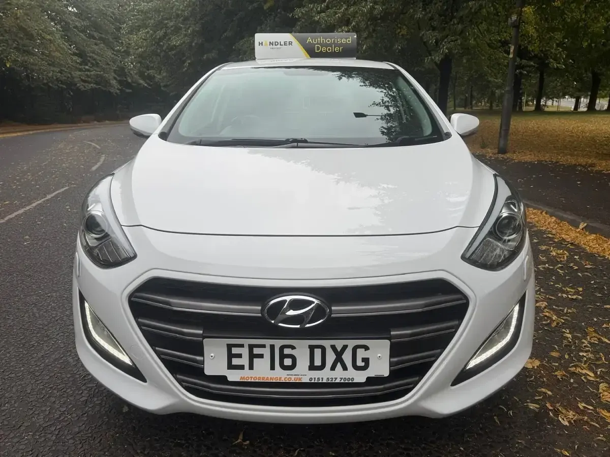 Used Hyundai i30 Premium 118 HP (86 kW) 2016 White Hatchback