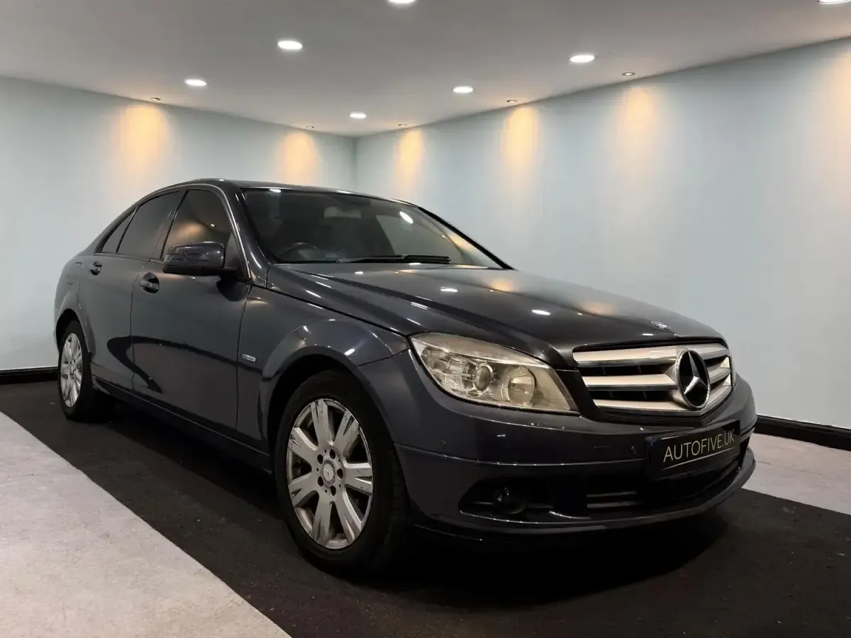 Usado Mercedes C180 Executive 156 HP (114 kW) 2010 Cinzento Sedan