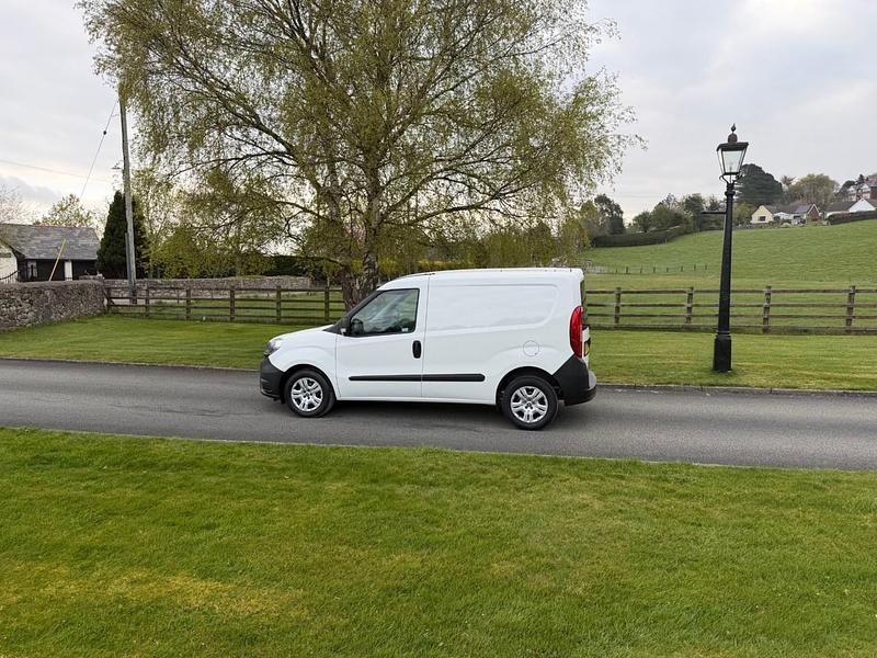 Used Fiat Doblò 105 HP (77 kW) 2018 White MPV