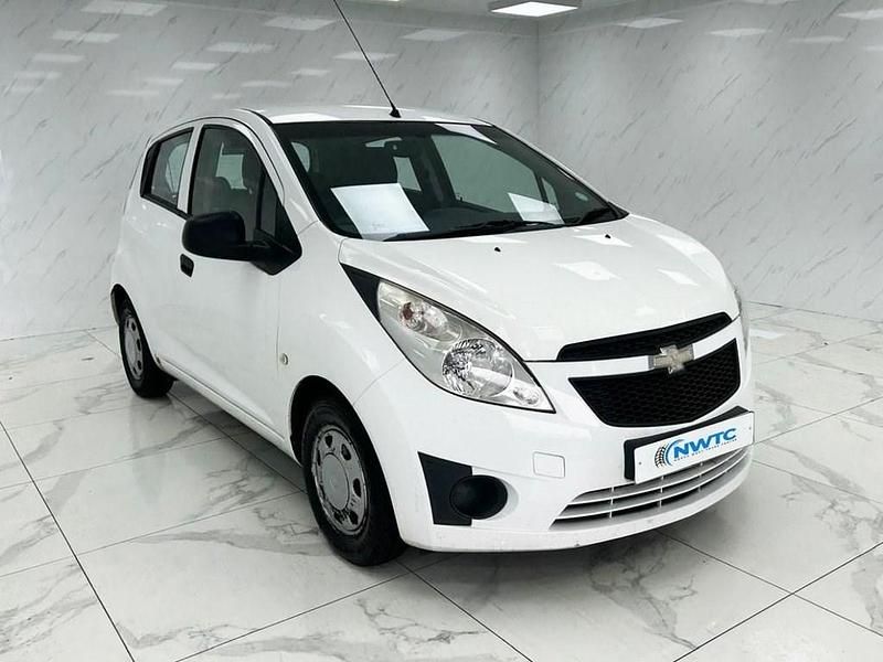 Used Chevrolet Spark 68 HP (50 kW) 2012 White Hatchback