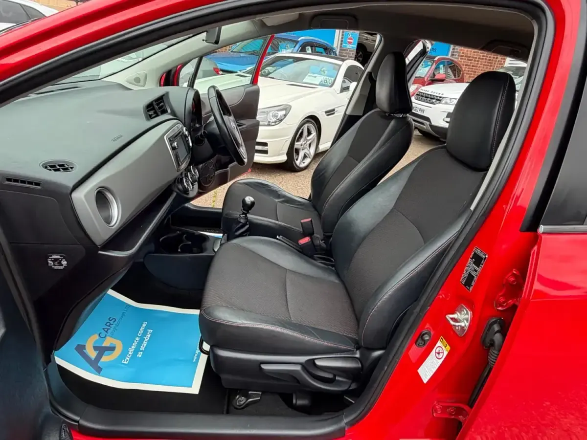 Begagnad Toyota Yaris SR 101 HK (74 kW) 2012 Röd Halvkombi
