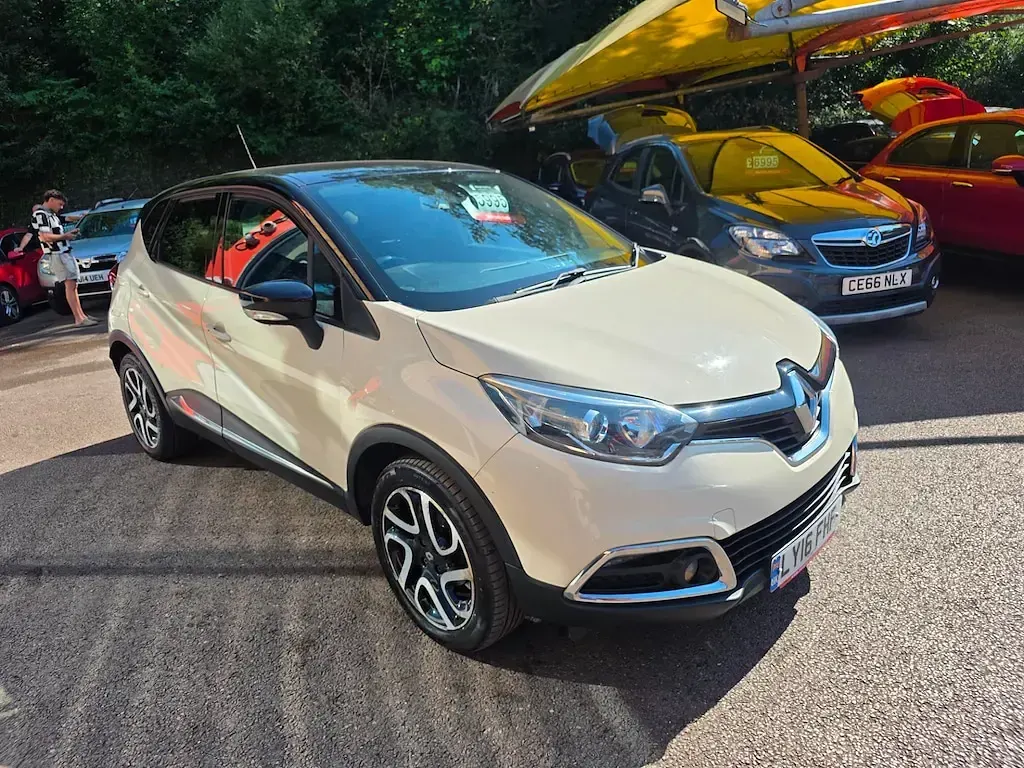 Used Renault Captur Dynamique 90 HP (66 kW) 2016 Cream/black SUV