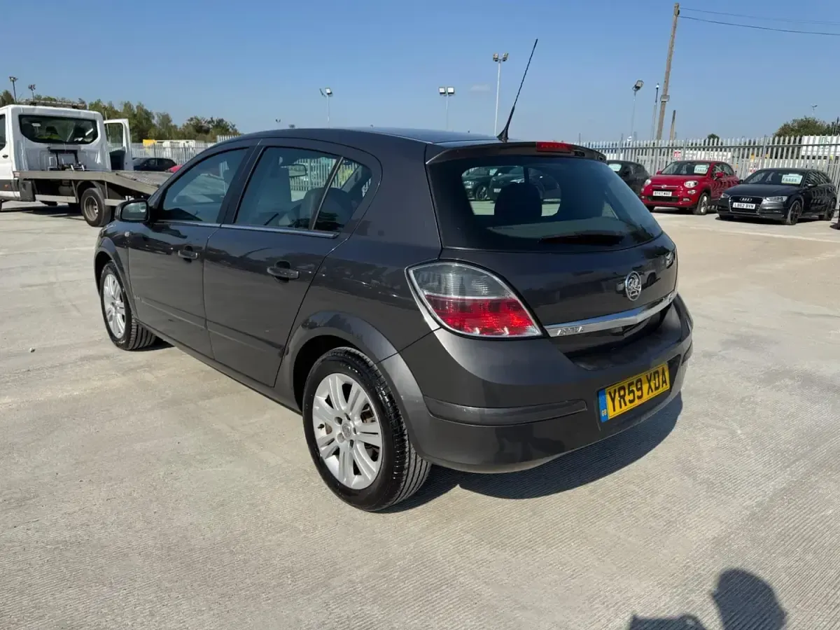 Used Vauxhall Astra Elite 138 HP (101 kW) 2009 Grey Hatchback
