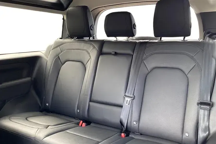 Usado Land Rover Defender 400 CV (294 kW) 2023 Plateado Familiar