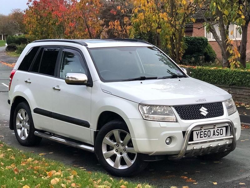 White Used 2011 Suzuki Grand Vitara SZ5 SUV | £5,995 (A bit pricey) - Image 1/4