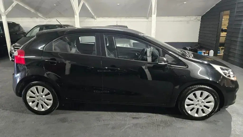 Begagnad Kia Rio 2015 Svart Halvkombi