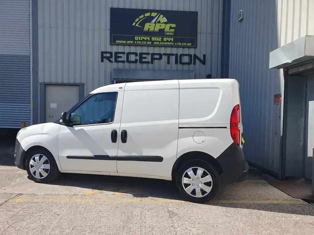 Used Vauxhall Combo 95 HP (69 kW) 2017 White MPV