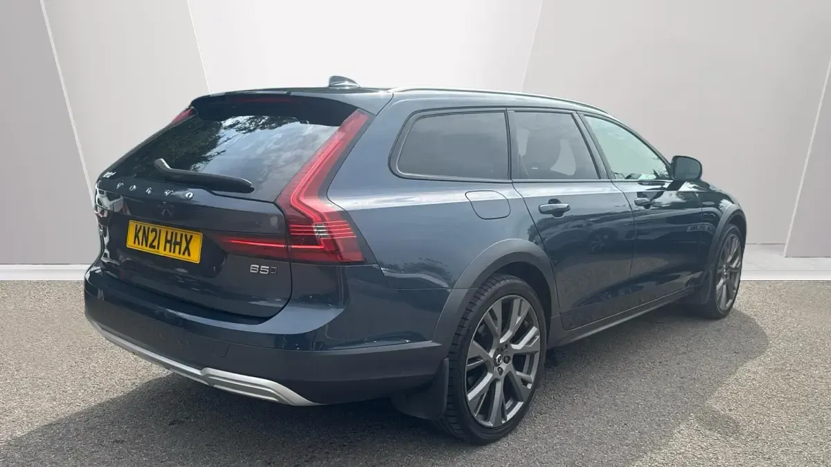 Used Volvo V90 235 HP (172 kW) 2021 Blue Estate