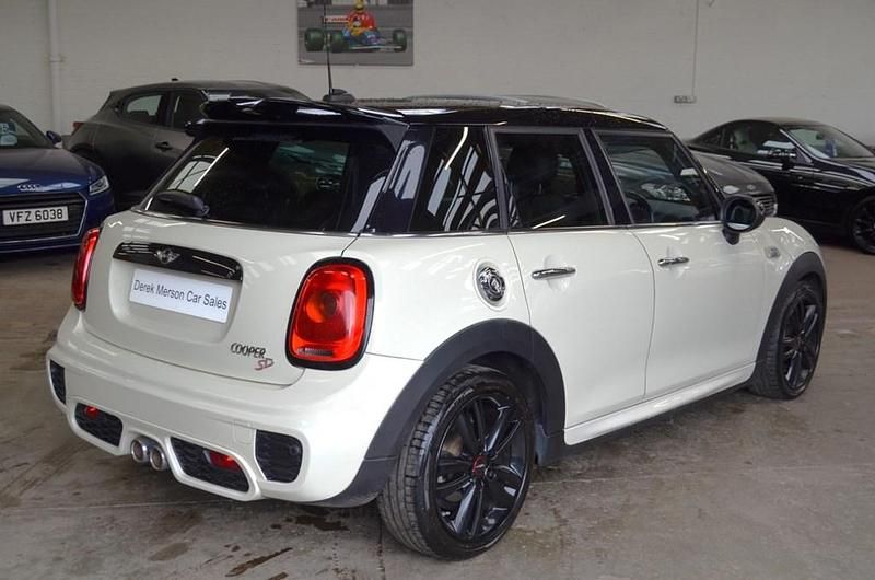 Begagnad Mini Cooper S Hatch 170 HK (125 kW) 2015 Vit Halvkombi