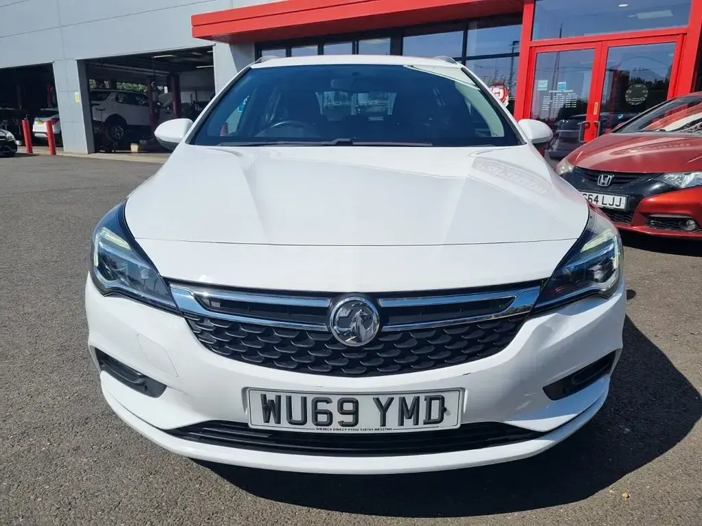 Used Vauxhall Astra 110 HP (80 kW) 2019 White Estate