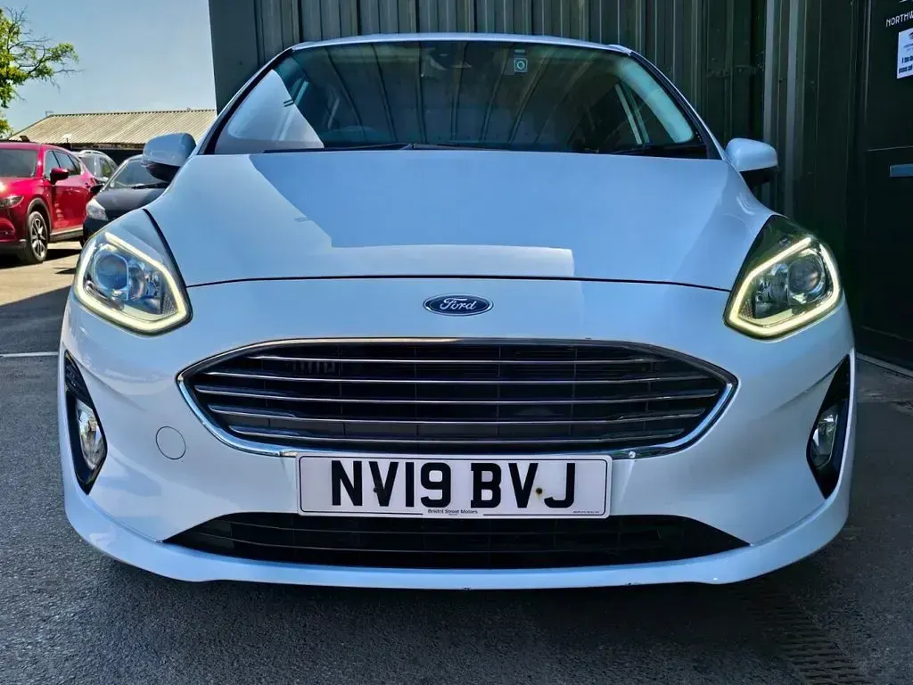 Begagnad Ford Fiesta Titanium 125 HK (91 kW) 2019 Vit Halvkombi