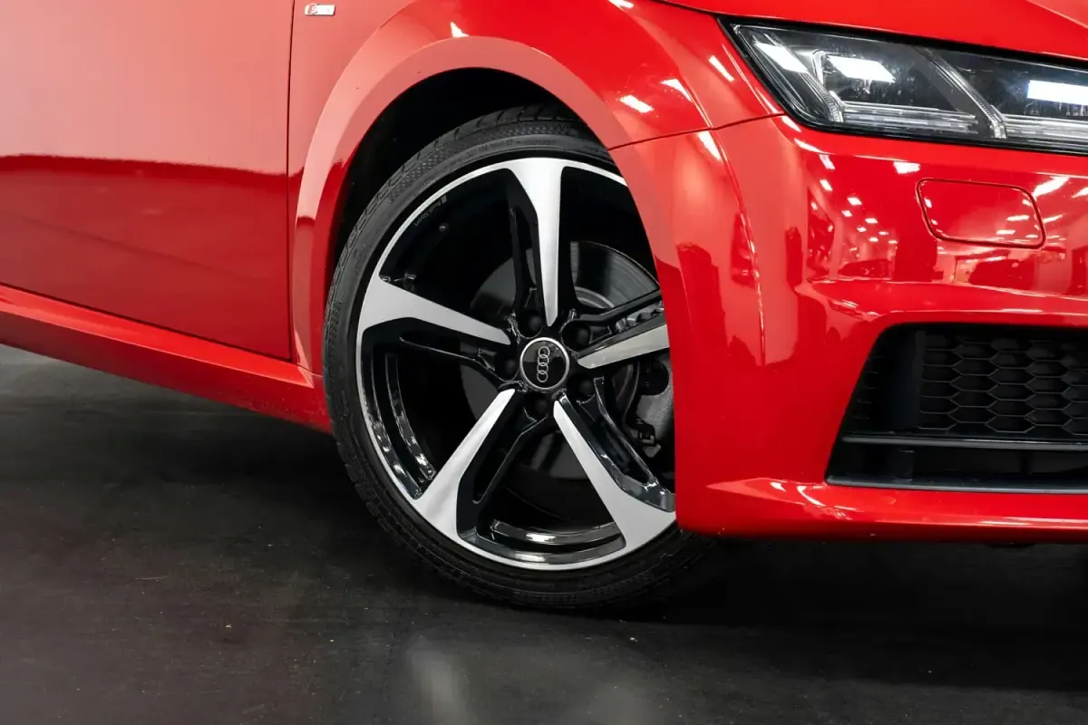 Begagnad Audi TT Black Edition 184 HK (135 kW) 2018 Röd Sportkupé