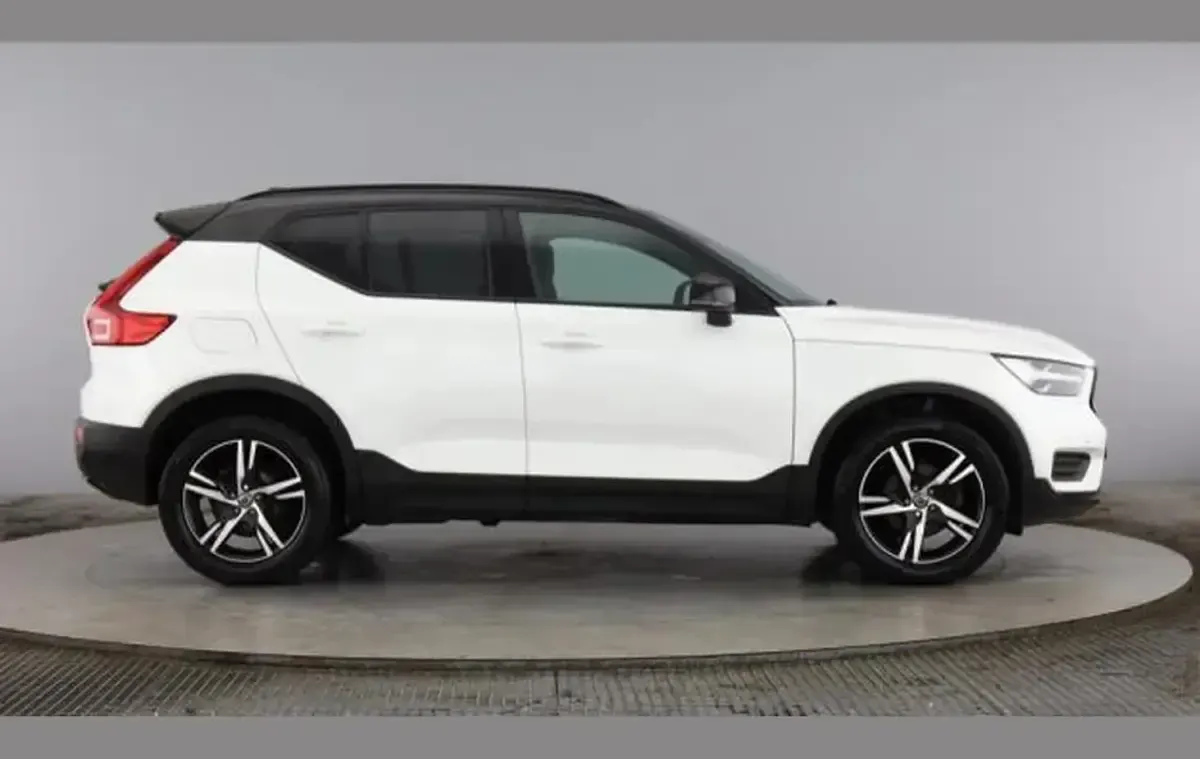 Used Volvo XC40 R-Design 161 HP (118 kW) 2022 White SUV