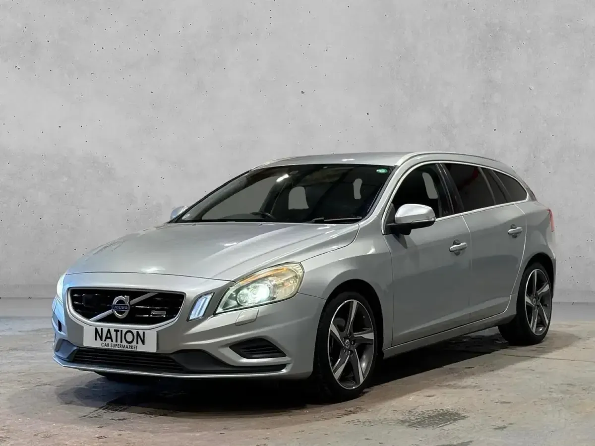 Używany Volvo V60 R-Design 180 KM (132 kW) 2013 Srebrny Kombi