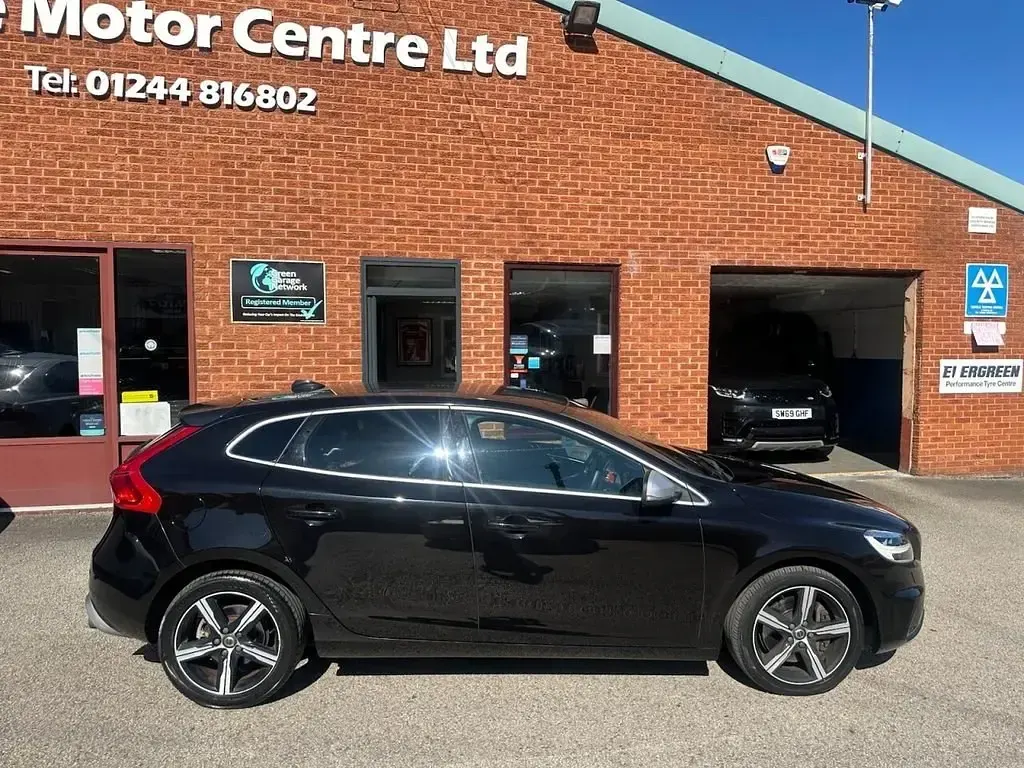 Begagnad Volvo V40 R-Design 122 HK (89 kW) 2017 Svart Halvkombi