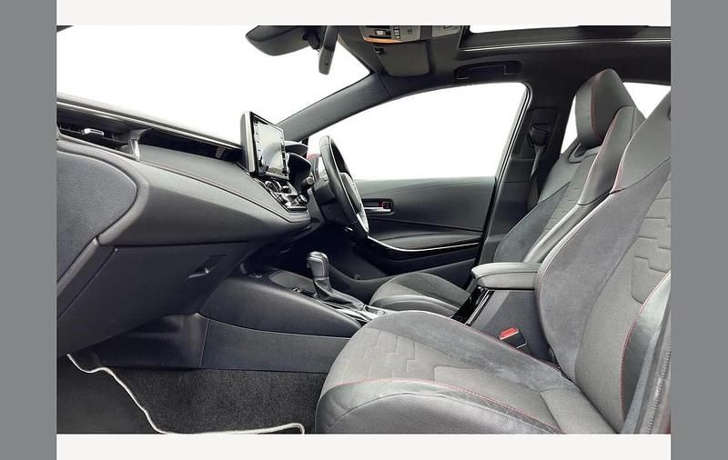 Used Toyota Corolla 122 HP (89 kW) 2019 Red Hatchback