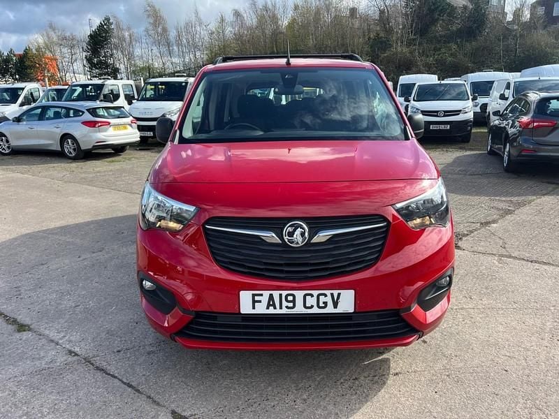 Second-hand Vauxhall Combo Design Edition 130 CP (95 kW) 2019 Roșu Monovolum