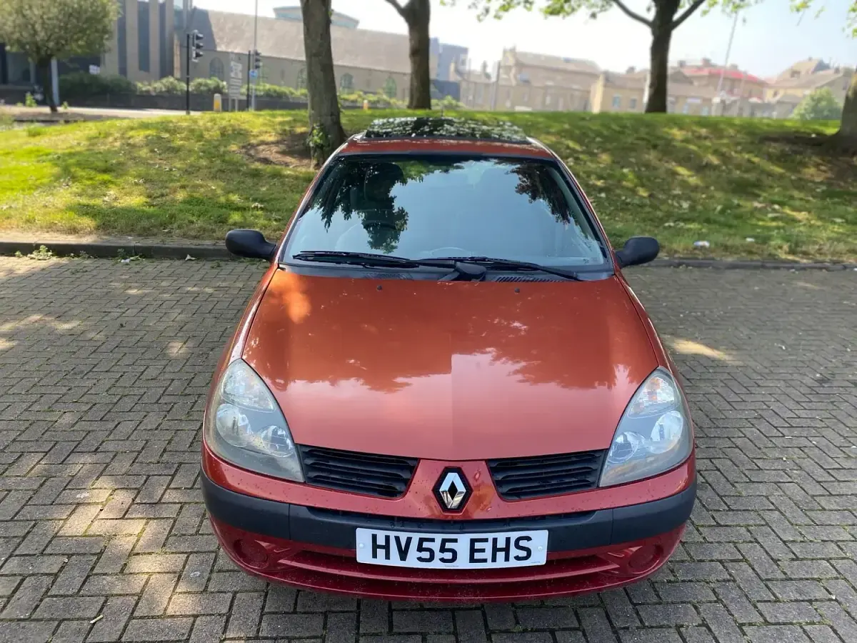Used Renault Clio Expression 98 HP (72 kW) 2005 Red Hatchback
