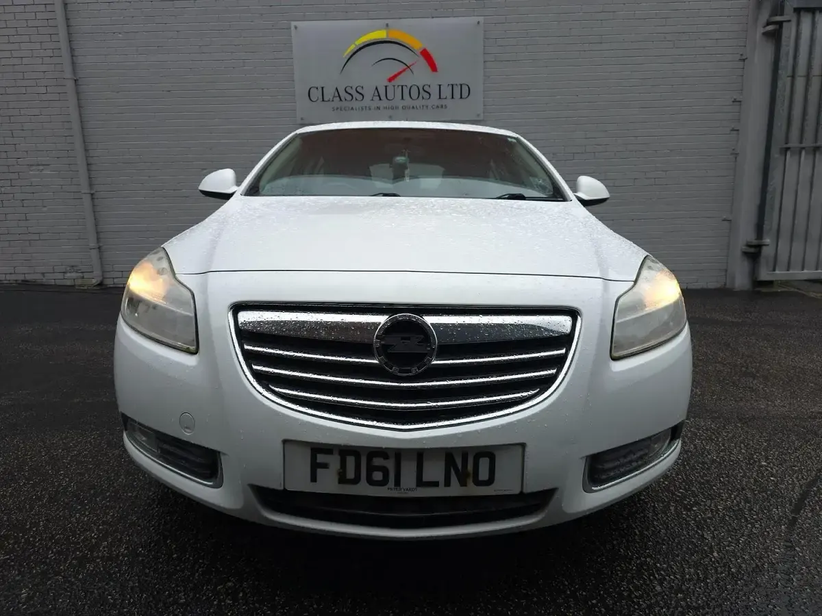 Used Vauxhall Insignia SRi 140 HP (102 kW) 2012 White Hatchback