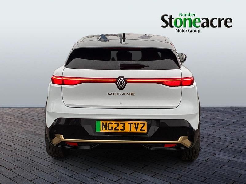 Begagnad Renault Megane E-Tech Iconic 161 kW (220 HK) 2023 Vit Halvkombi