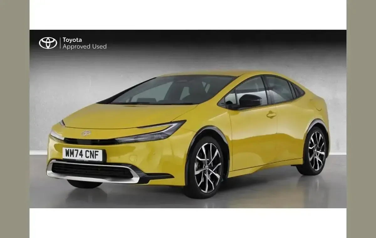 Used Toyota Prius 220 HP (161 kW) 2024 Yellow Hatchback